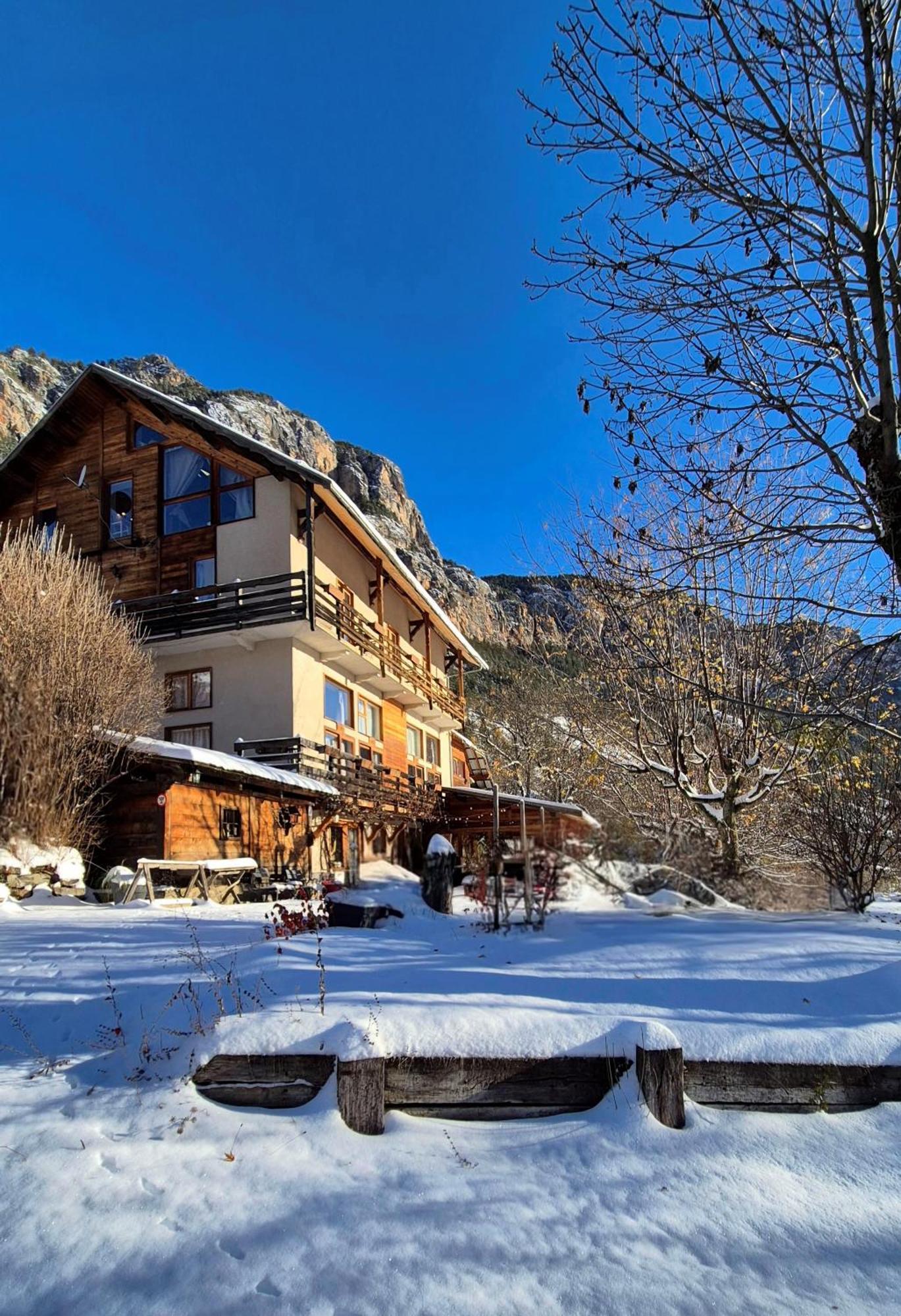 Hotel Restaurant Gites Les 5 Saisons Freissinieres Exterior photo
