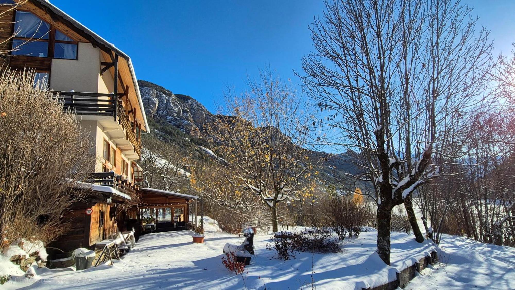 Hotel Restaurant Gites Les 5 Saisons Freissinieres Exterior photo
