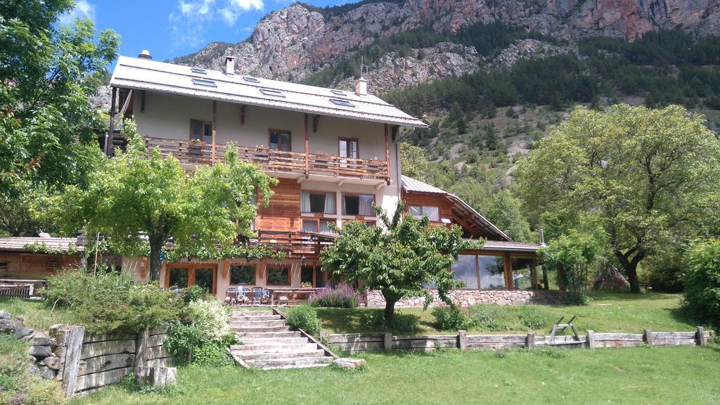 Hotel Restaurant Gites Les 5 Saisons Freissinieres Exterior photo